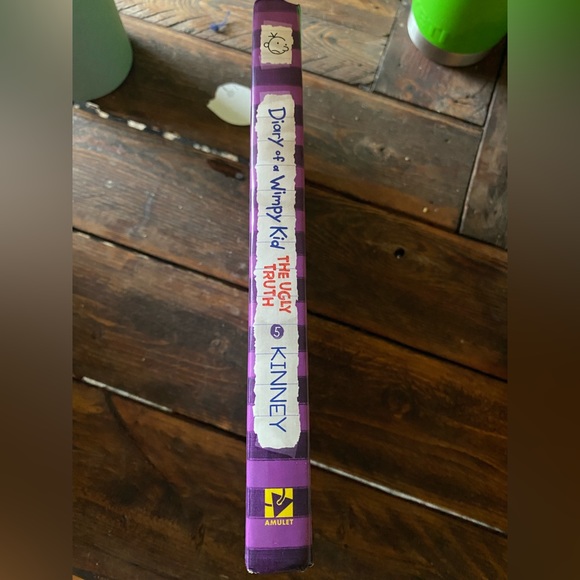 Diary of a Wimpy Kid, The Ugly Truth by Jeff Kinney (Book 5) - Picture 2 of 3